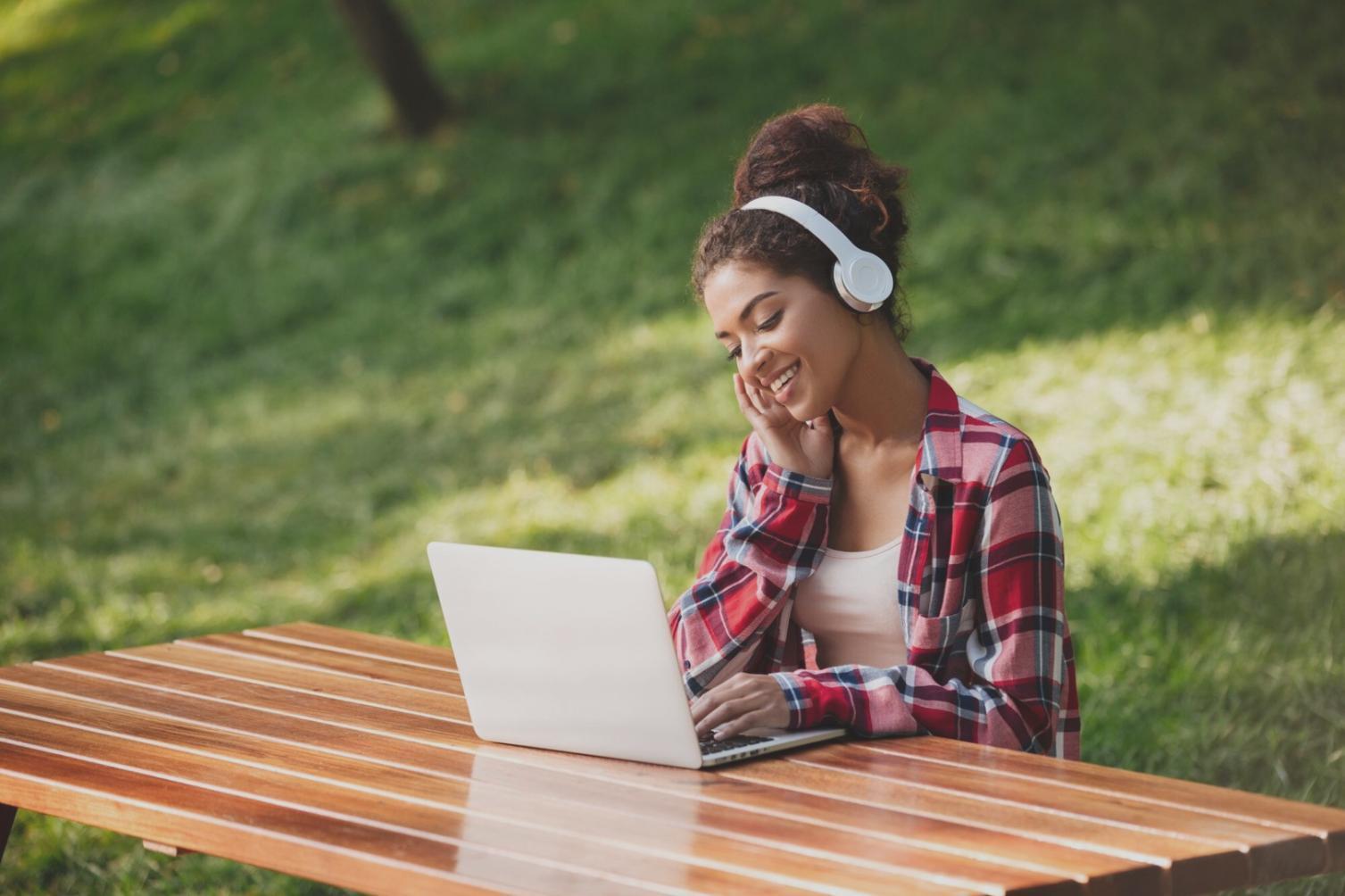 Equipo de umberivalon trabajando en estrategias de comunicación financiera