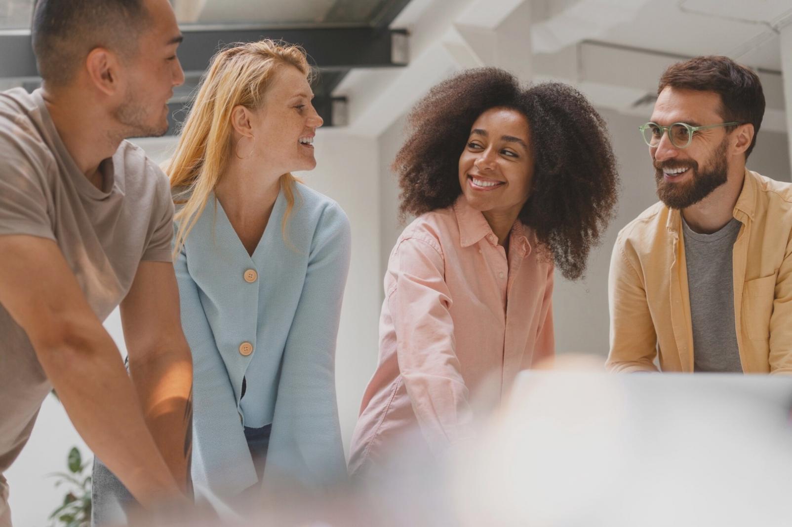 Espacio de trabajo colaborativo en las oficinas de umberivalon en Vigo